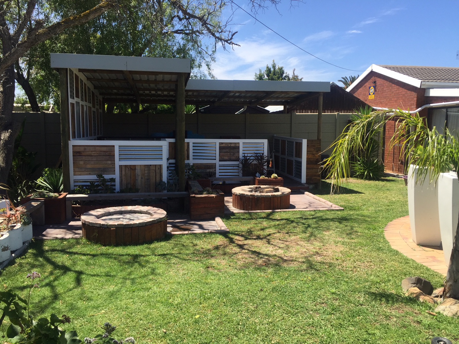 Braai and fire pit area on the lawn at Arum Field